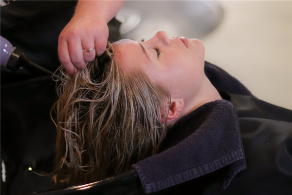 什么理发店洗完就能撑好几天不油？新葡京娱乐场app同样是洗头